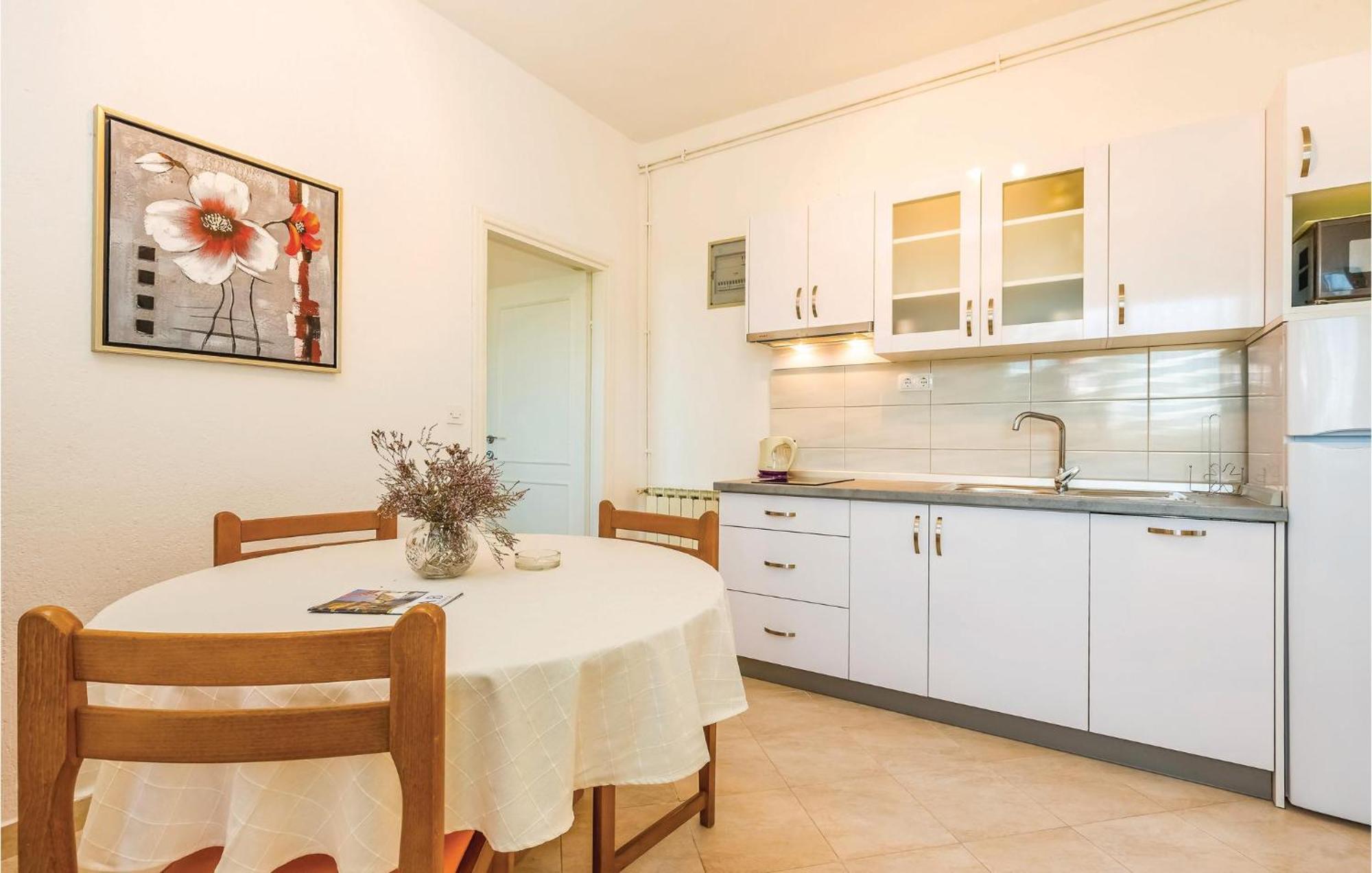 1 Bedroom Awesome Apartment In Supetarska Draga Exterior foto